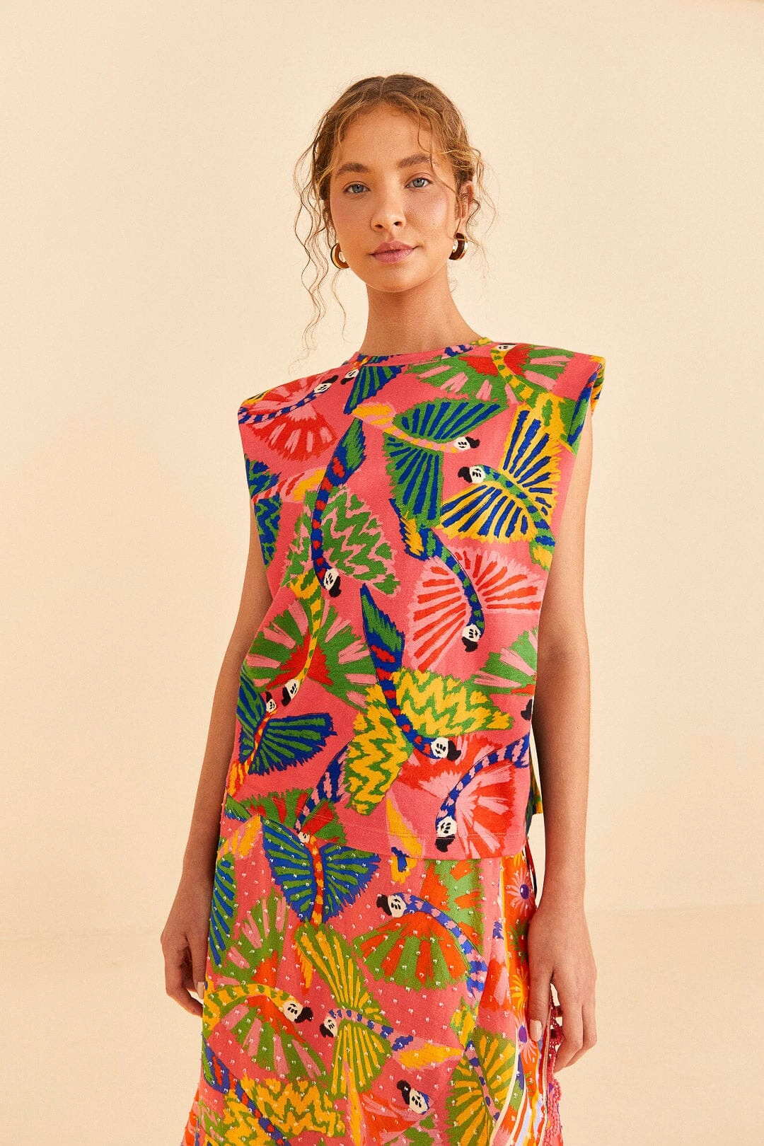 Farm Rio Coral Graphic Macaws Organic Cotton T-Shirt 1 Farm Rio Coral Graphic Macaws Organic Cotton T-Shirt